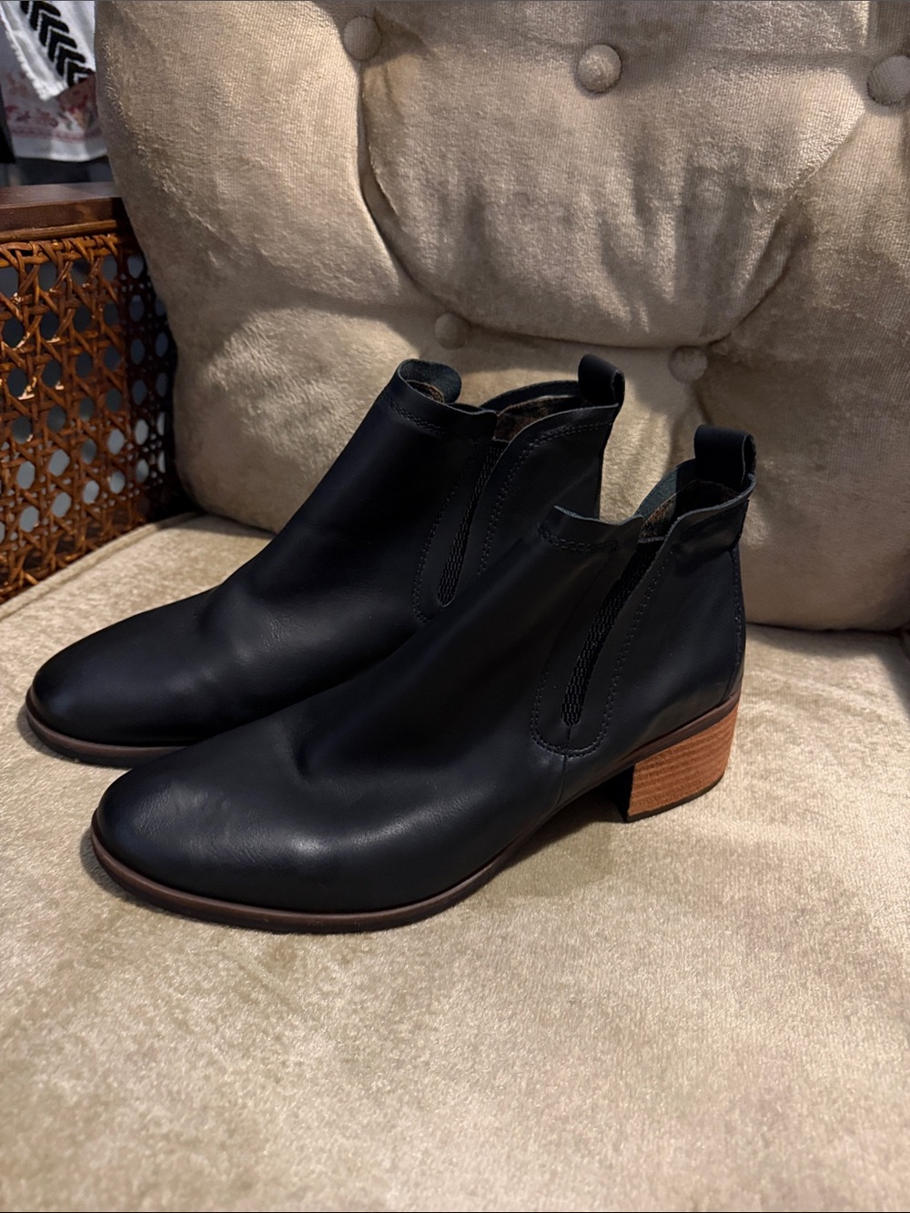 Kork’s by Kork Ease Black Leather Chelsea Ankle Boots with Stacked Heel Pull On